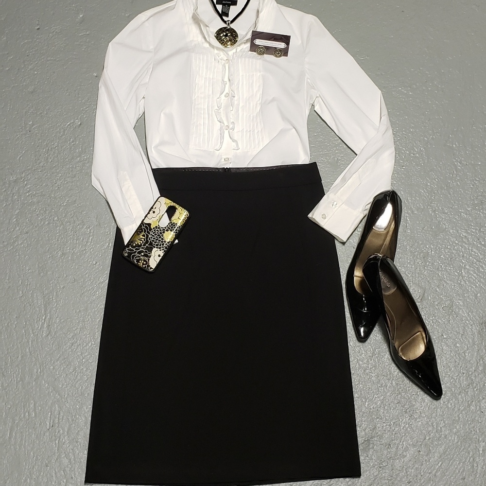Black Banana Republic stretch skirt. - Picture 2 of 8